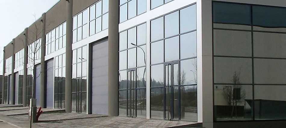 Naus industrials amb mur cortina