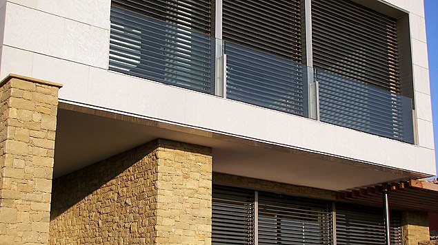 Casa a Sant Julià de Vilatorta amb lames d’alumini i vidre