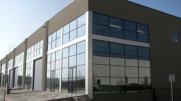 Naus industrials amb mur cortina