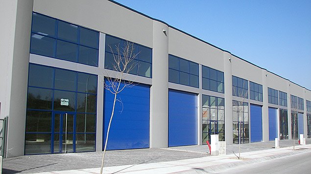 Naus amb portes seccionals