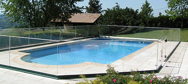 Tanca de vidre d’una piscina