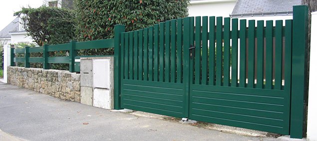 Porta i tanca de jardí d’alumini verd